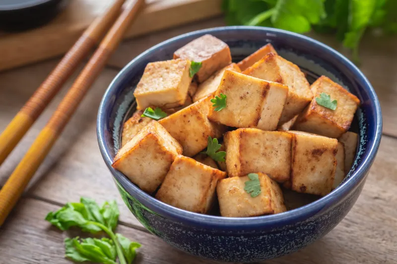kleine schale mit tofu gebraten asiatisch rezept leicht