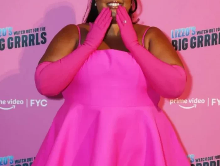 lizzo pink dress auf premiere barbiecore mode
