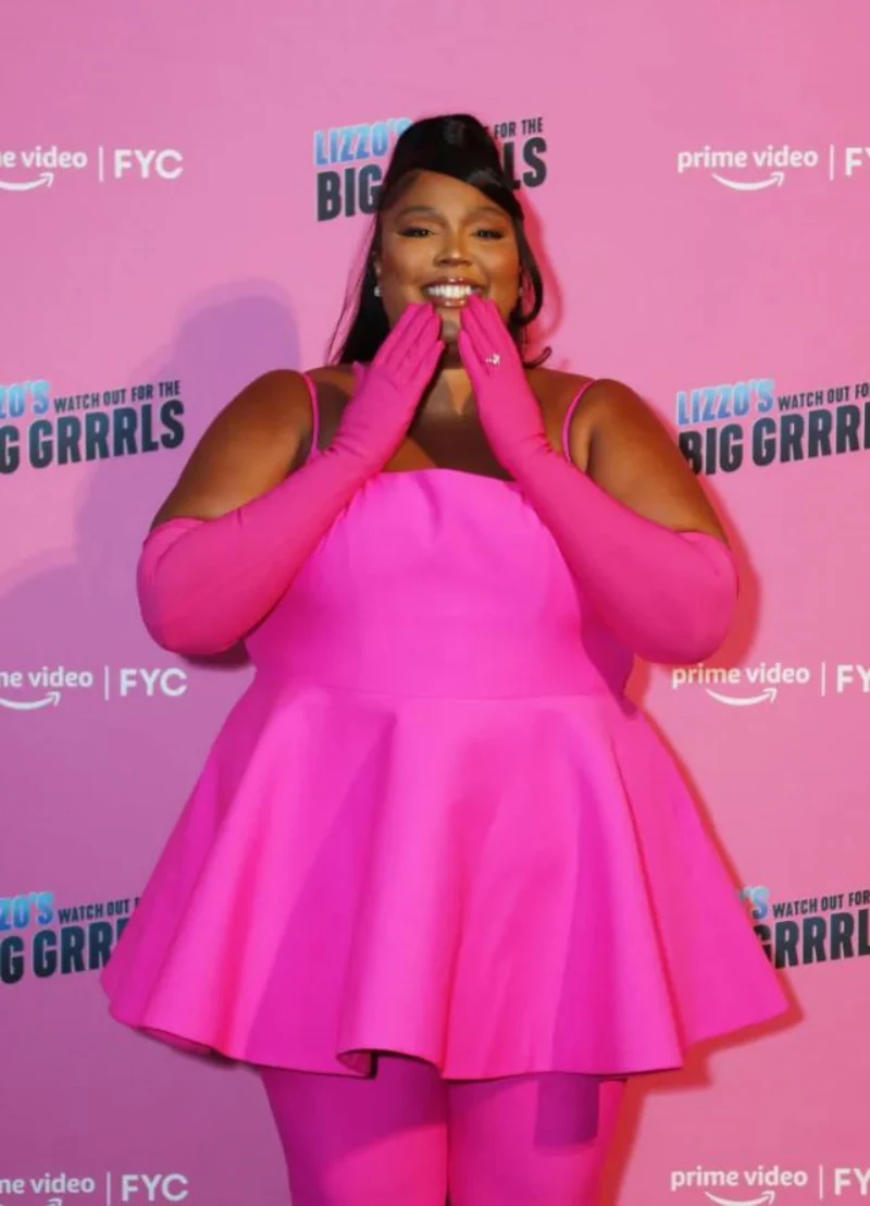 lizzo pink dress auf premiere barbiecore mode