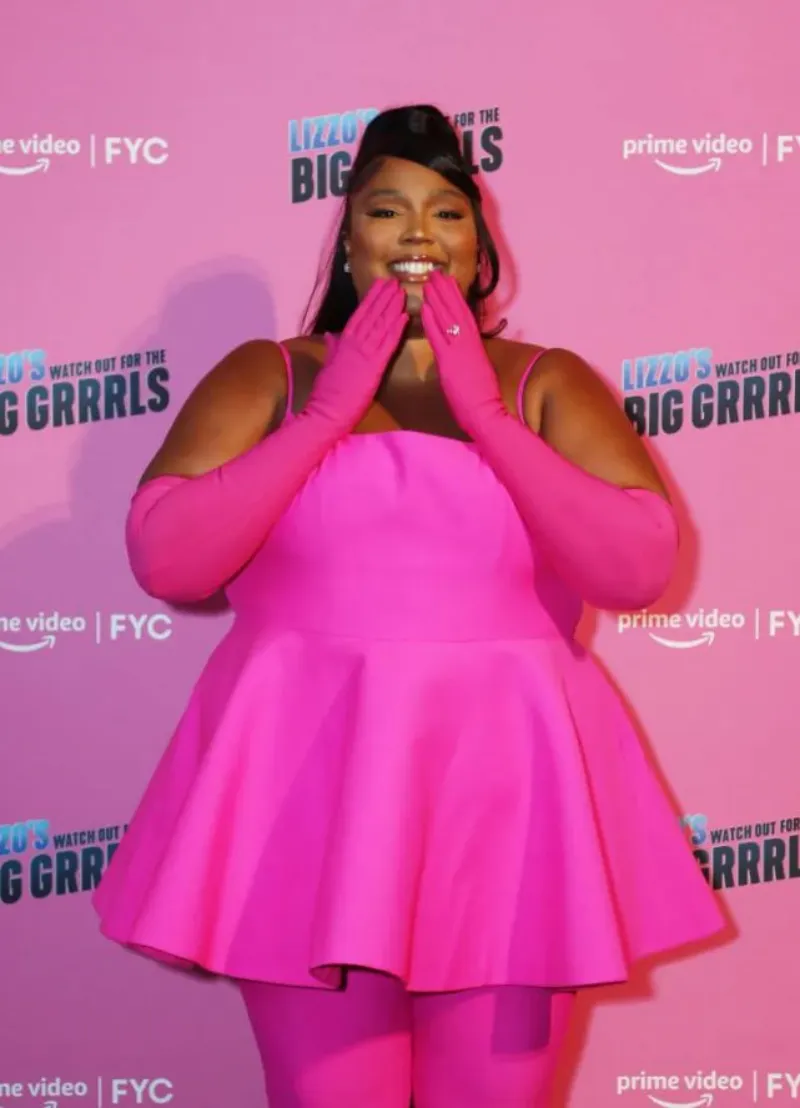 lizzo pink dress auf premiere barbiecore mode