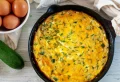 Zucchini Puffer und Zucchini Omelett mit Mozzarella: Leckere Low Carb Zucchini Rezepte für den Sommer 2022!