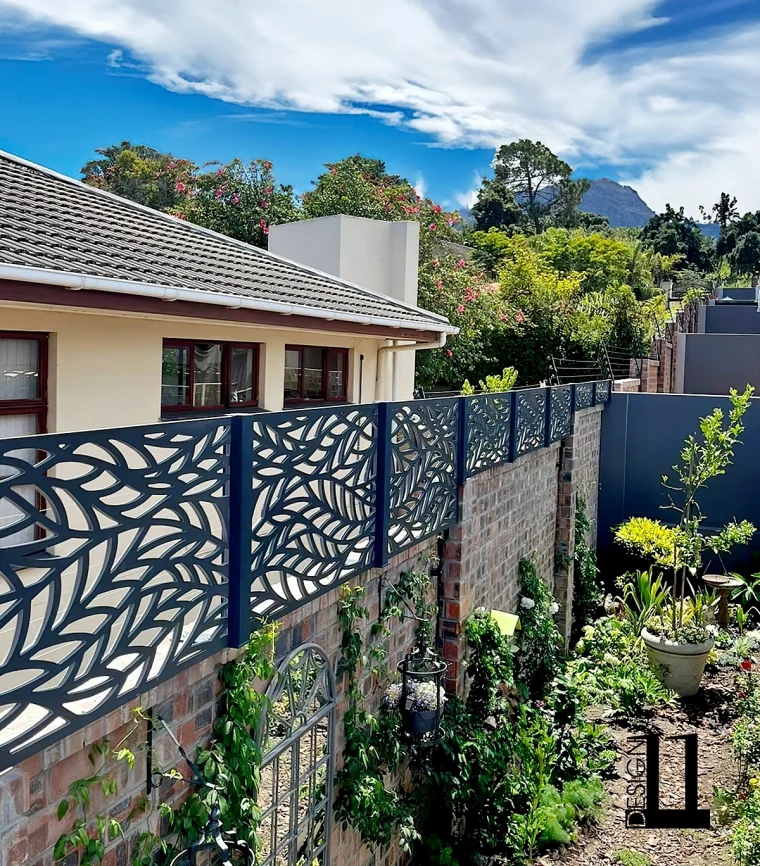 modern sichtschutz garten haus zaun aus schwazrem metall 2024 zaunideen design11shop