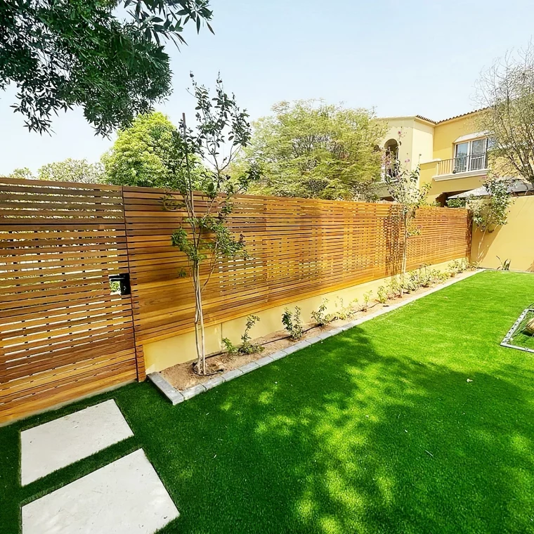 moderner garten sichtschutz zaun aus holz gruener rasen gartengestaltung ideen 2024 bluecitylandscaping