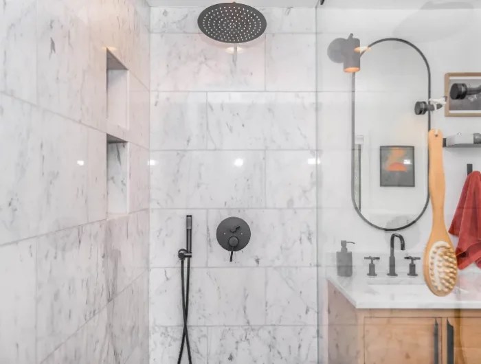 modernes badezimmer duschkopf entkalken und wieder neu machen enklakung mit hausmitteln