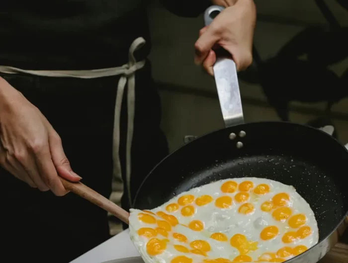 omelett wachteleier spiegeleier in pfanne braten