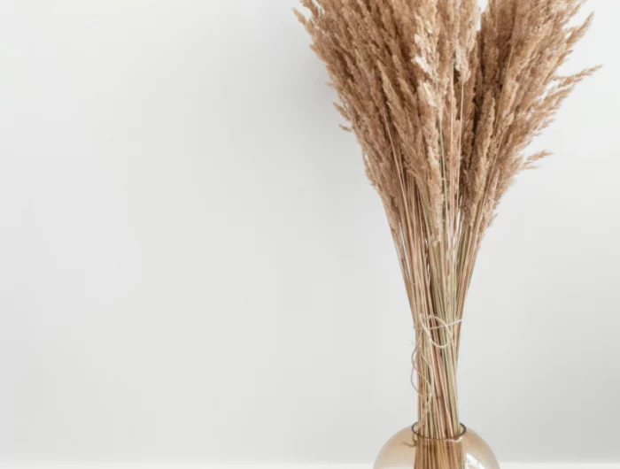 ovale vase mit ziergrueaser in braun und beige zimmerdeko