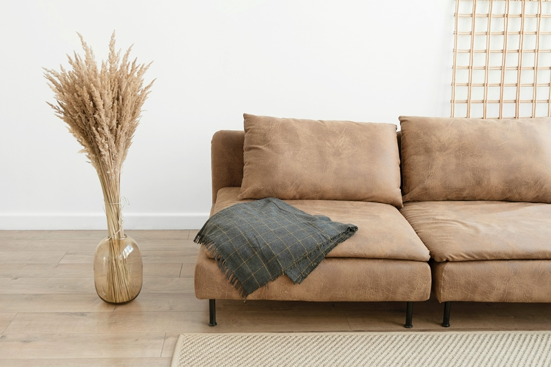 pampasgras trocknen und haltbar machen glasvase braunes sofa