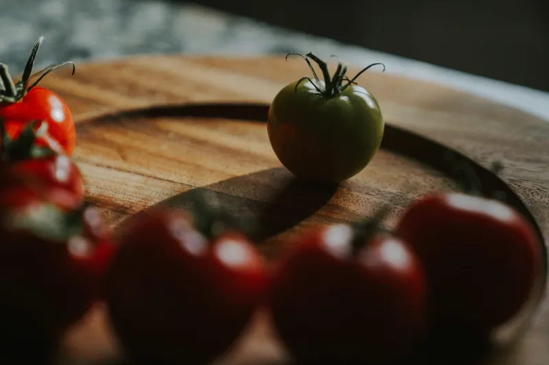 reifen gruene tomaten im haus nach gruene tomte am fenster
