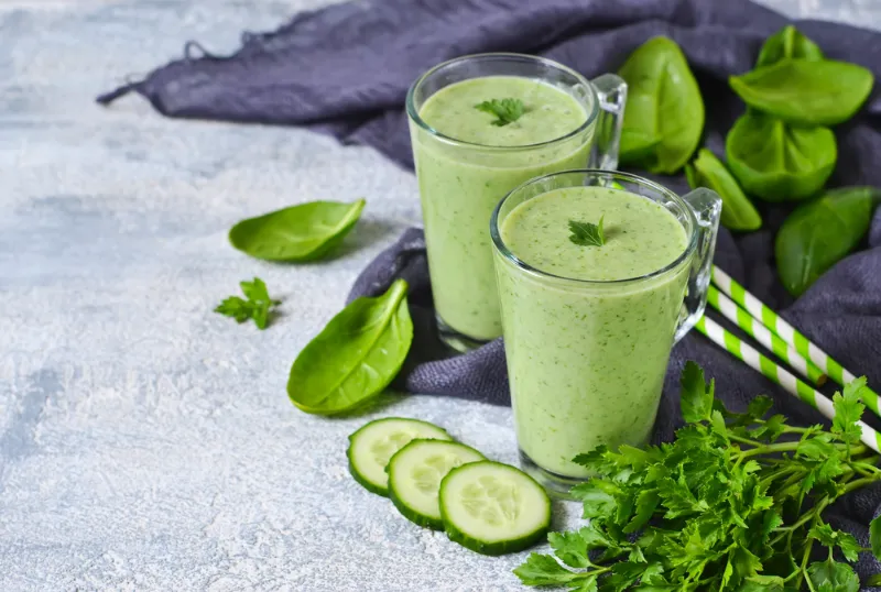rezept gruener smoothie mit gurke und spinat