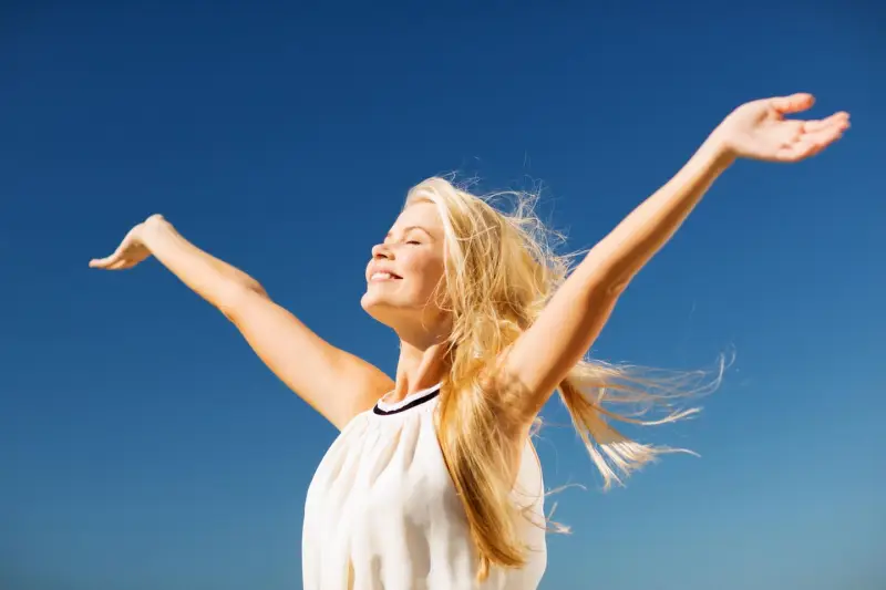 ruhe finden inneres gleichgewicht finden mit sisu philosophie frau geniesst die sonne streckt die haende