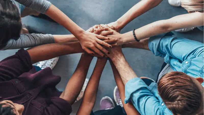 ruhe finden sisu finnland denkweise junge menschen halten sich die haende