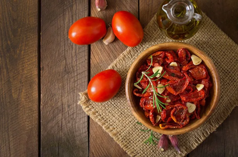 runde schale mit getrockneten tomaten gewuerzt mit basilikum