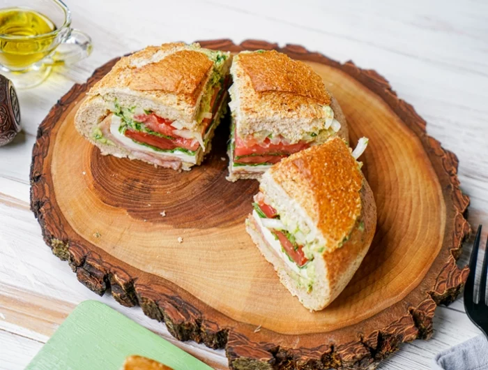 sandwiches fuer picknick ideen rezept mit lachs tomaten rukkola und avocado