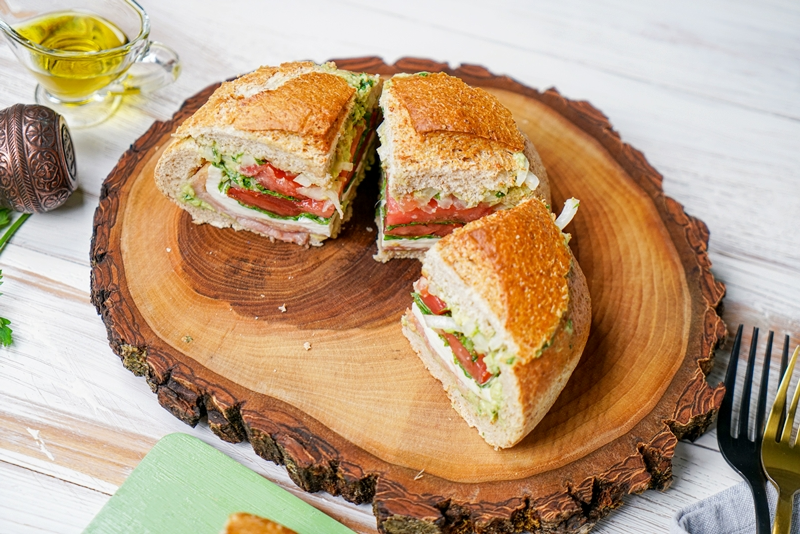 sandwiches fuer picknick ideen rezept mit lachs tomaten rukkola und avocado