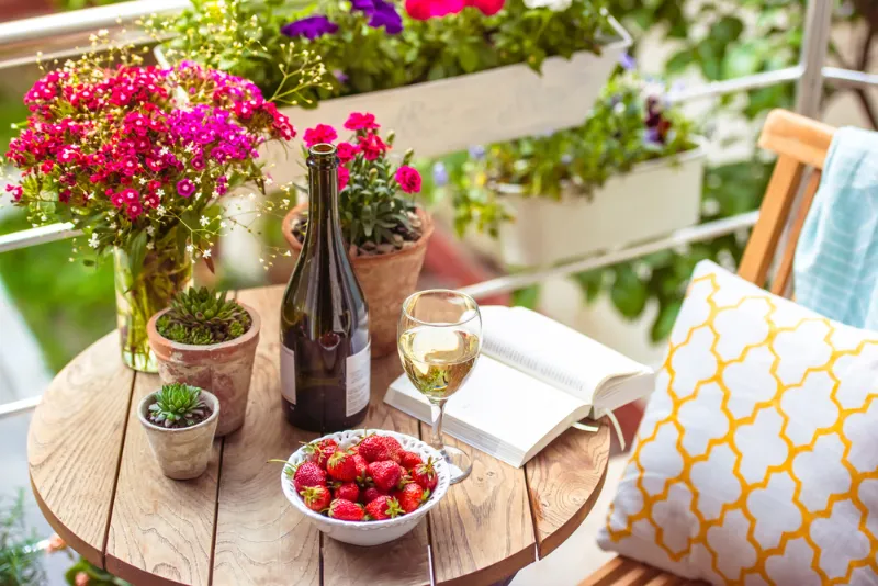 schoene terrasse mit kissen und ein glas wasser