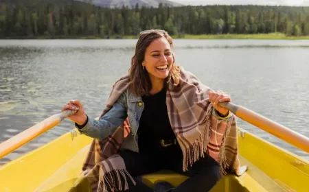 seele wieder aufbauen sisu philosophie wie hilft sisu laechelnde frau in boot