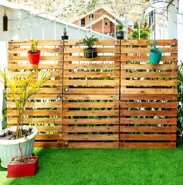 sichtschutz terrasse freistehend holzpapravan mit pflanzen gardeningknowhow