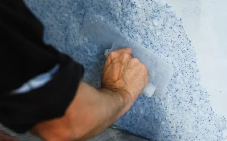 silk plaster fluessigtapete wie verarbeitet man fluessigtapete mann verteilt blaue fluessigtapete mit pvc kelle