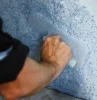 silk plaster fluessigtapete wie verarbeitet man fluessigtapete mann verteilt blaue fluessigtapete mit pvc kelle