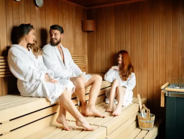 sisu der finnische weg seelisches gleichgewicht laut sisu zwei frauen und mann in sauna