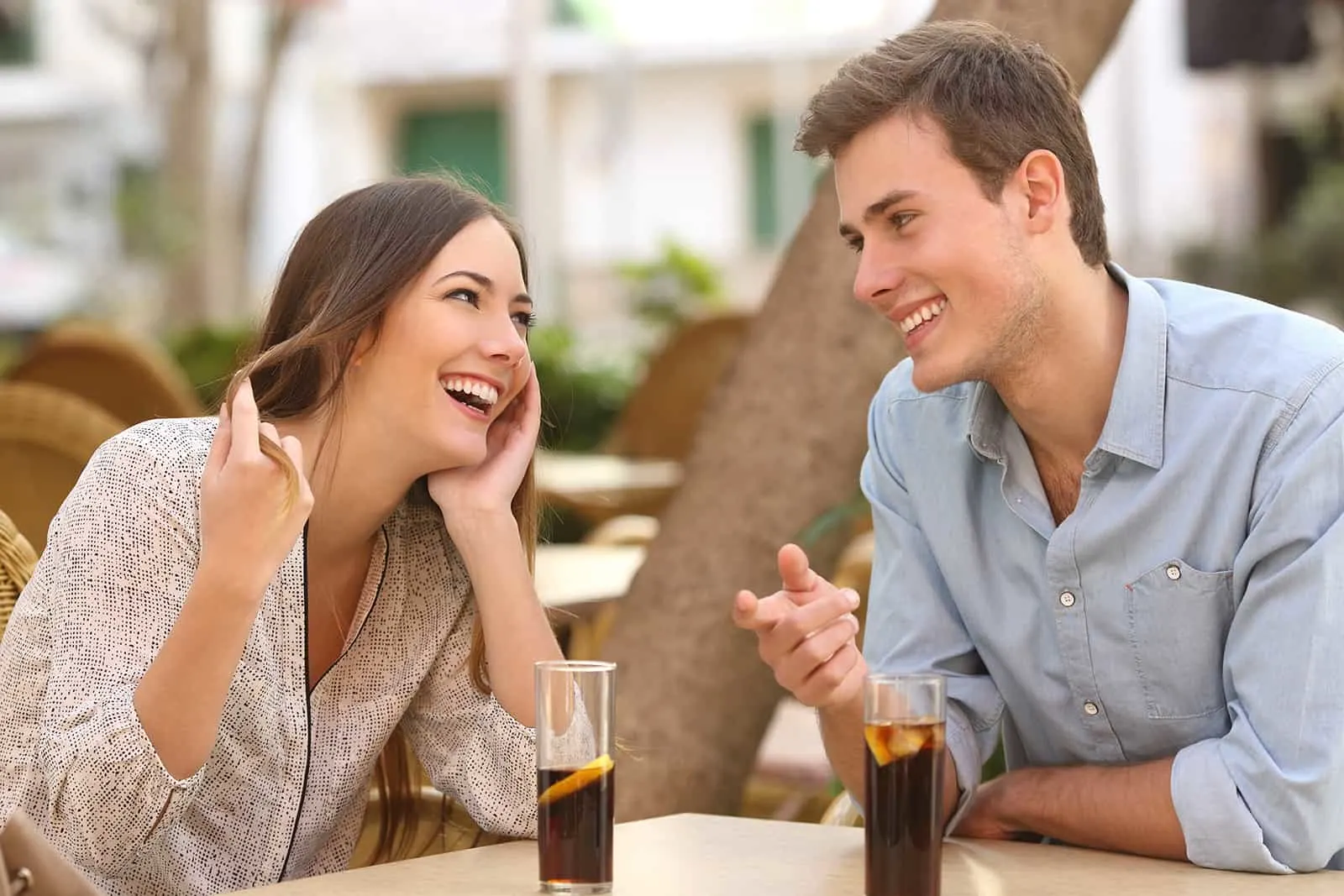 sisu leben seele wieder aufbauen inneres gleichgewicht finden froehliche junge paar mann und frau im cafe.jpg