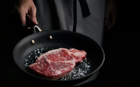 steak braten in pfanne mit fett salz