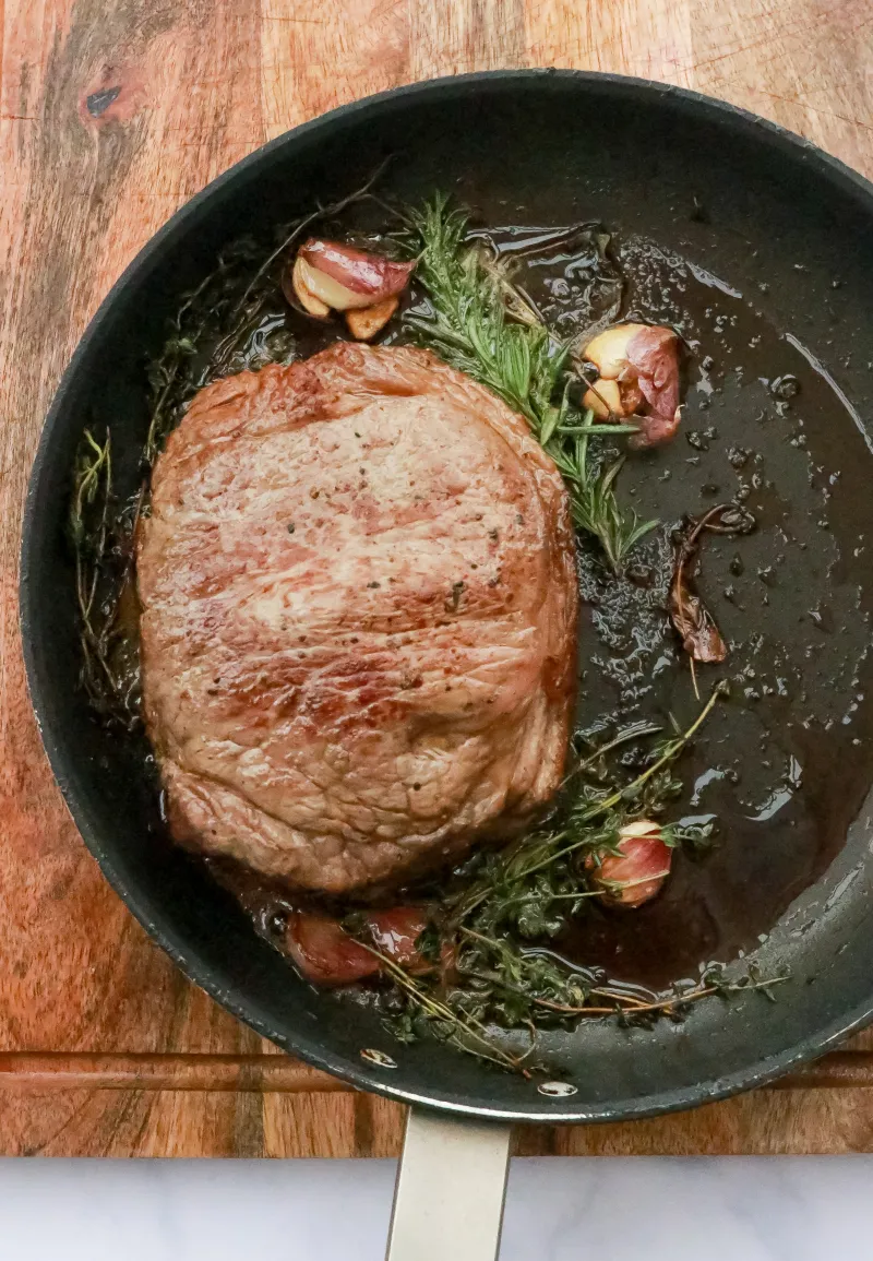 steak braten mit rosmarin in pfanne knoblauch