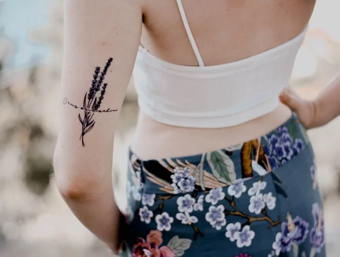tattoo ideen fuer kleine frauen pflanzen und aufschrift
