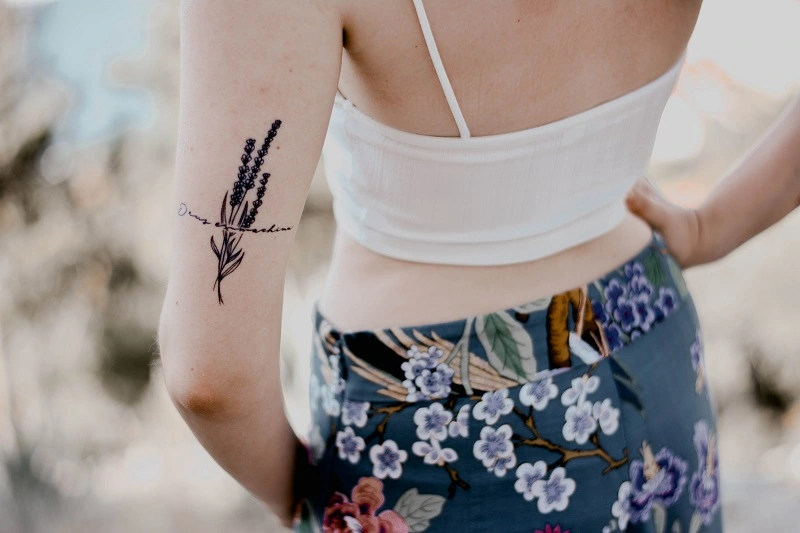 tattoo ideen fuer kleine frauen pflanzen und aufschrift