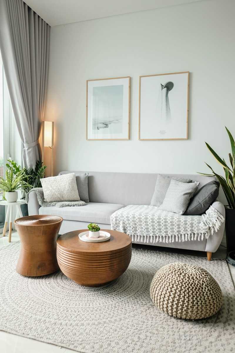 tipps gegen schimmel wohnzimmer in weiss graues sofa