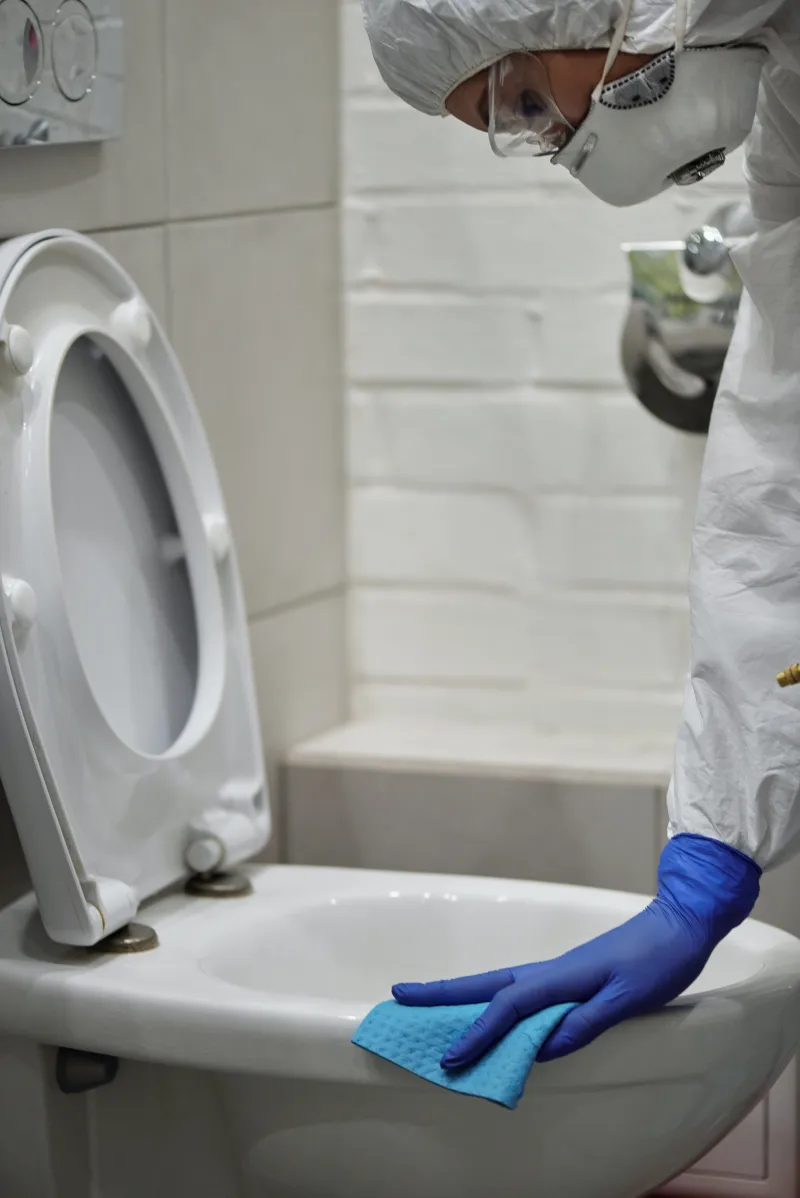 toilettenrand reinigen mit tuch abwischen handschuhe benutzen