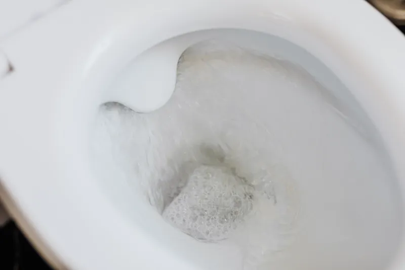 urinstein putzen braune flecken entfernen aus der toilettenschüssel