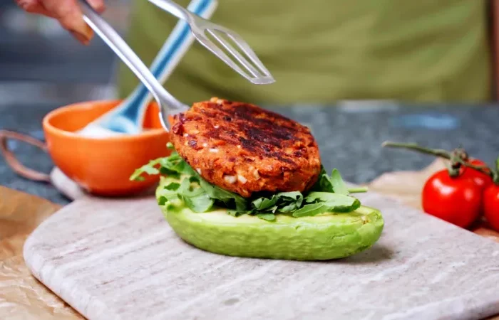 veggie burger rezept ideen pattie in avocado