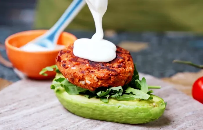 veggie burger rezept selber machen patty in avocado mit mayonaise