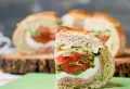 Picknick-Sandwiches mit Räucherlachs und Avocado
