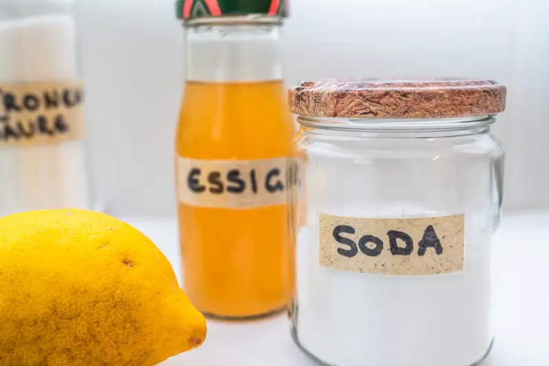 warum stinkt es im haus nach kanal stinkenden abfluss reinigen glas soda essig und frische zitrone