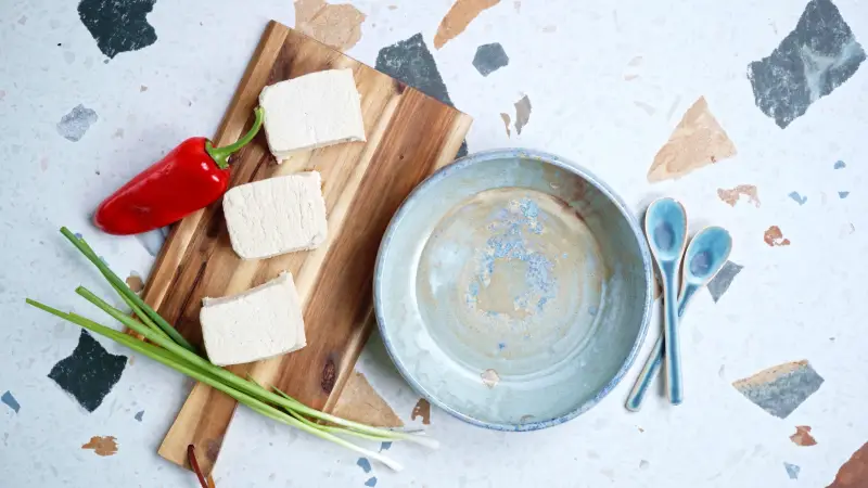 warum tofu ungesund ist knuspriger tofu rezept drei stuecke frischer tofu grosse schuessel fruehlingszwiebel