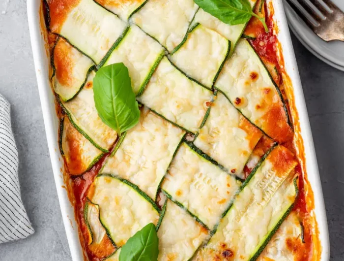 was ist an zucchini gesund low carb zucchini lasagne in weisser auflaufform mit bolognese sosse und frischem basilikum