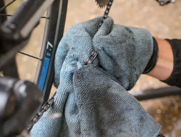 was ist das beste schmiermittel fuer fahrradketten mann reinigt fahrradkette mit mikrofibertuch