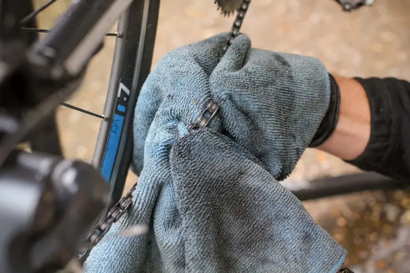 was ist das beste schmiermittel fuer fahrradketten mann reinigt fahrradkette mit mikrofibertuch