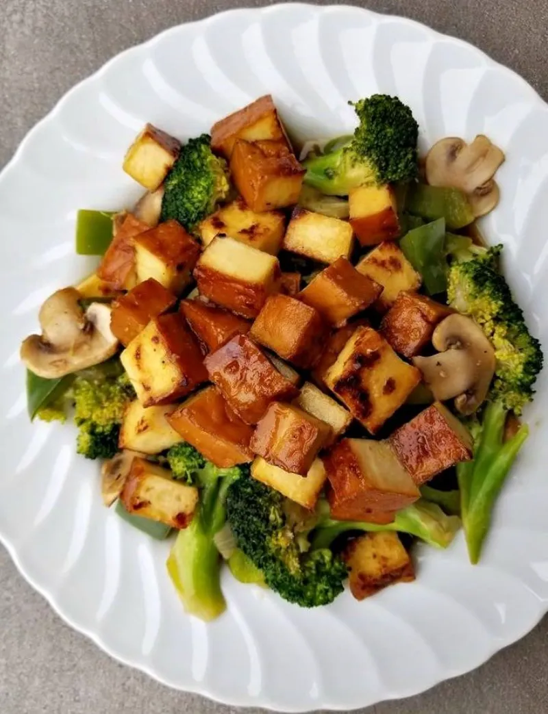 gericht mit pilzen broccoli und veganem kaese aus soja