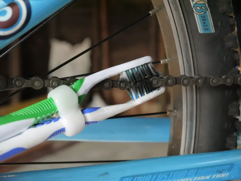 womit am besten fahrradkette reinigen kann man speiseoel fuer fahrradkette schmutzige fahrradkette mit zwei zahnbuersten reinigen
