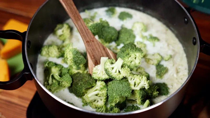 brokkoli in der pfanne anbraten brokolli cheddar suppe zubereitung