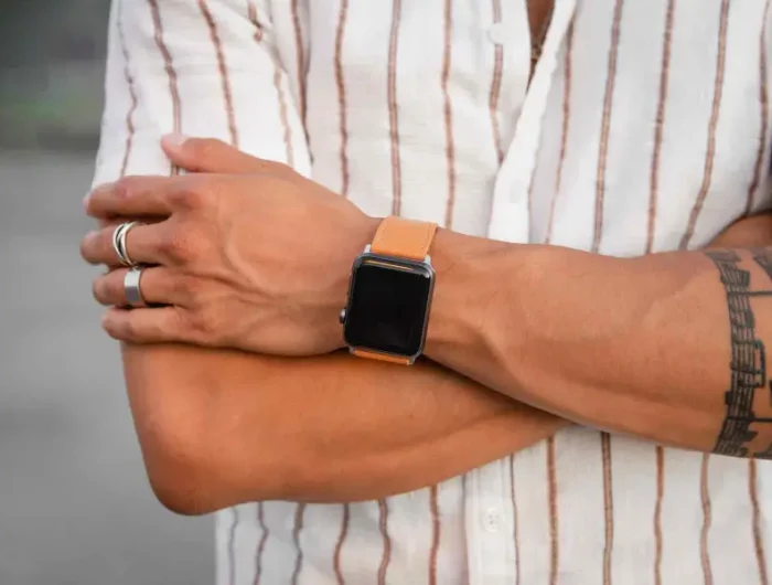apple watch armband mann traegt apple watch mit orangen silikon armband