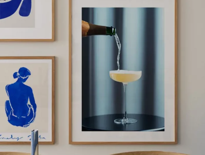 auf welcher hoehe bilder aufhaengen desenio de poster glas mit champagne in blau weiss