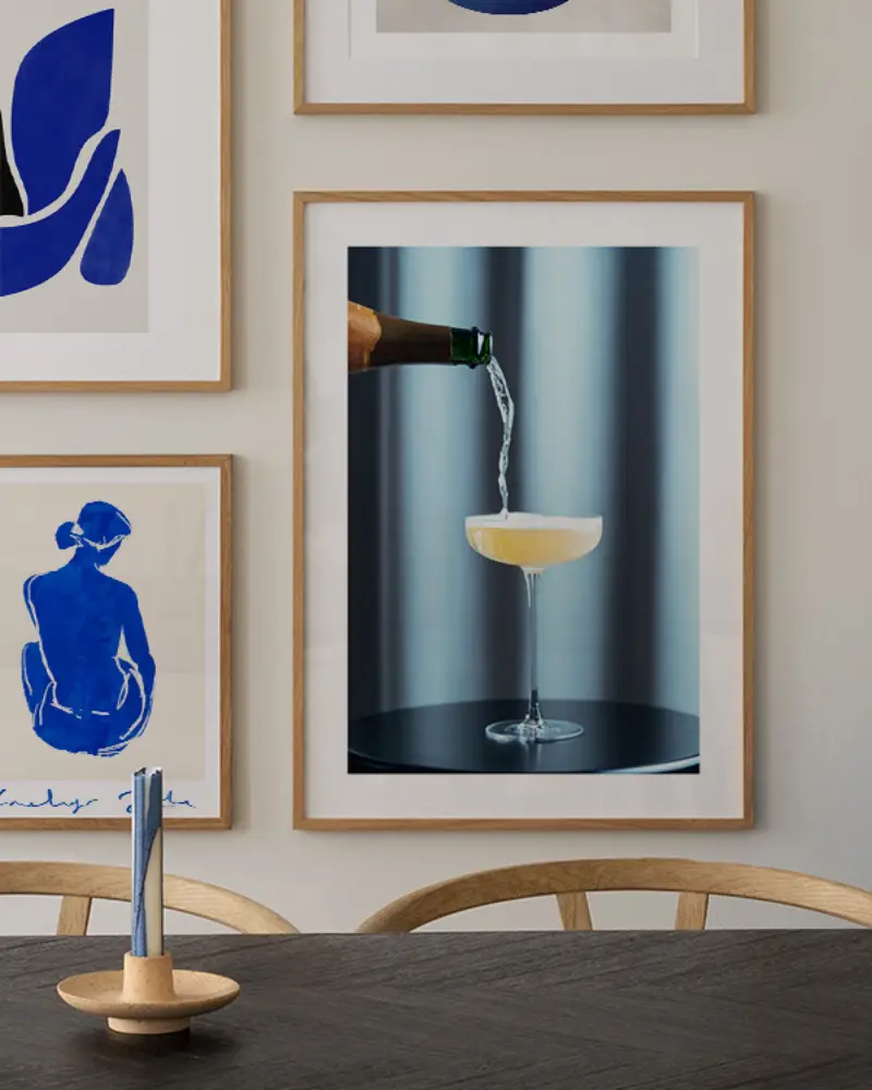 auf welcher hoehe bilder aufhaengen desenio de poster glas mit champagne in blau weiss
