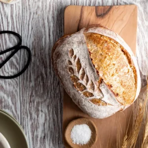 brot rezepte fuer airfryer welches geschirr fuer heissluftfritteuse gebackenes brot mit dekoration auf schneidebrett