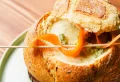 Käsiger Genuss - das ist die warme Brokkoli-Cheddar-Suppe für den Herbsttag