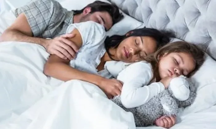 familie schläft zusammen mutter vater tochter