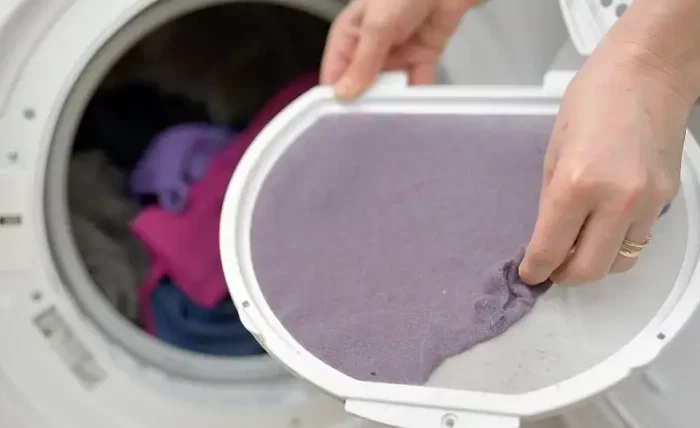 flusensieb der waschmaschine reinigenwaeschetrockner reinigen partikeln und faden aus das flusensieb entfernen
